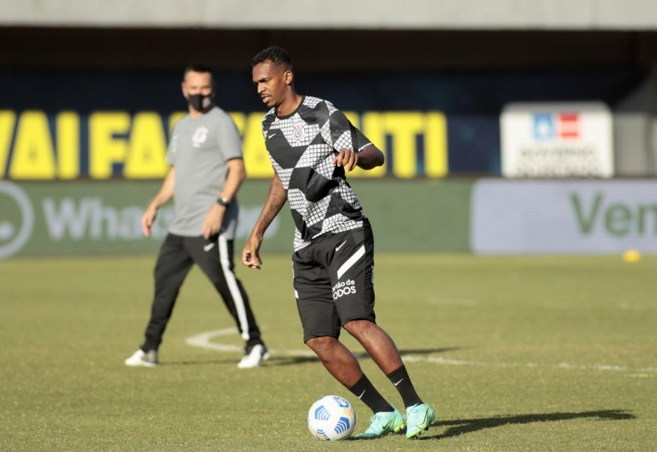 Jô antes da partida com o uniforme de aquecimento