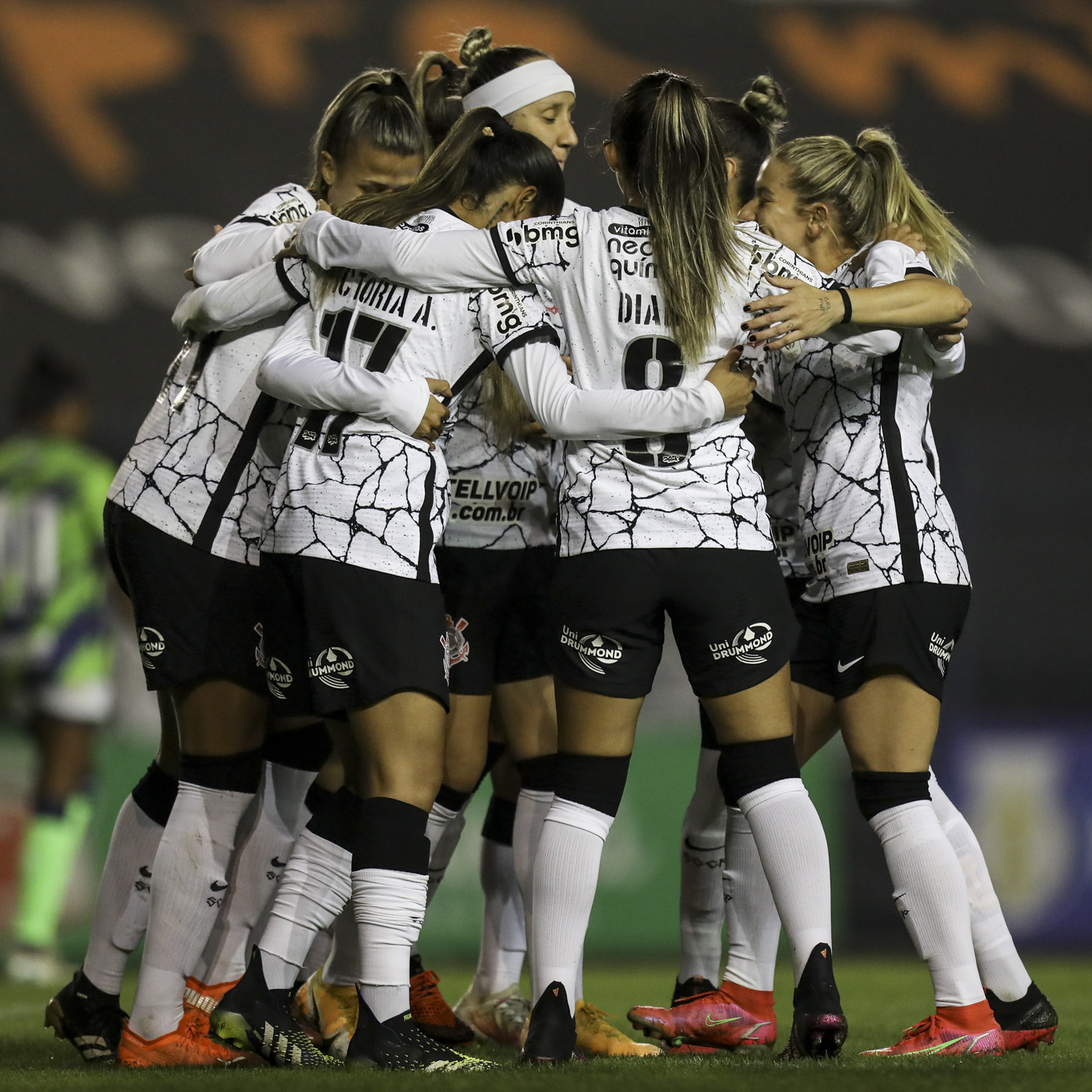 Jogadoras do futebol feminino comemorando os gols 