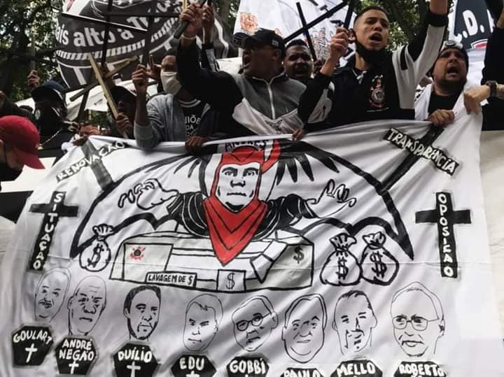 Torcidas Organizadas protestaram contra a diretoria  hoje pela manh 