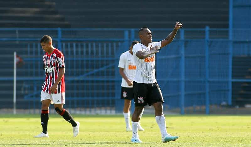 Zagueiro recém promovido Raul Gustavo