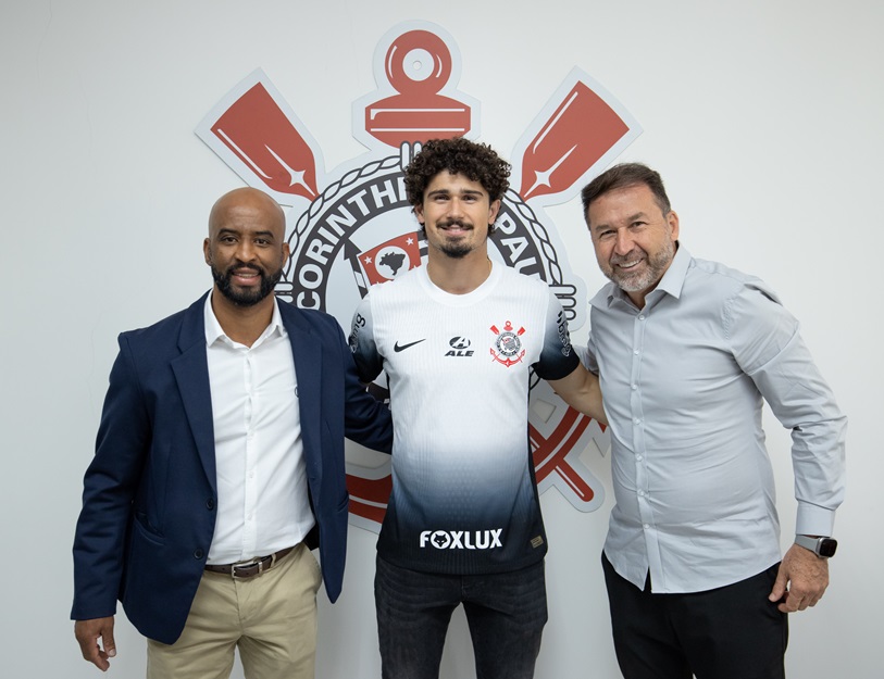 André Ramalho entre  Fabinho Soldado e Presidente Augusto Melo, jogador assinou até 12/2026 Foto: Rodrigo Coca/Ag. Corinthians 