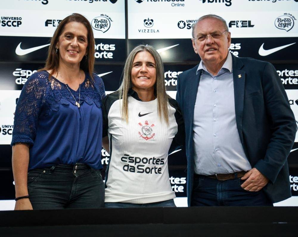 Apresentação da treinadora Emely Lima juntamente com a diretora de futebol feminino e o presidente Osmar Stabile Foto: Rodrigo Gazzanel/Agência Corinthians
