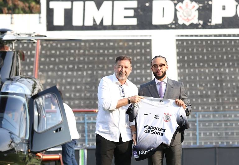 Augusto Melo presidente a época e Memphis  Depay chegando ao Corinthians Foto: rodrigo Coa/Ag Corinthians