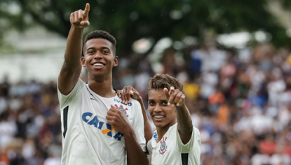 Recém-promovido no Corinthians, atacante Carlinhos passa por ...