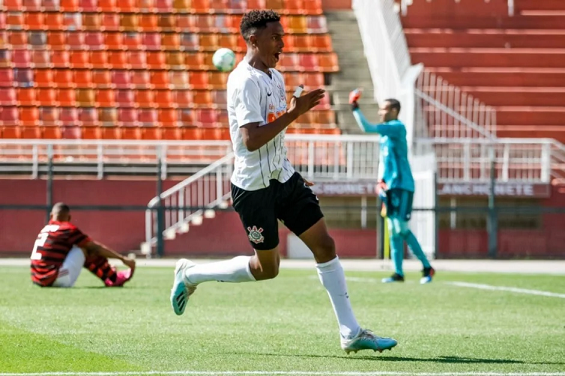Cauê promovido para elenco principal
