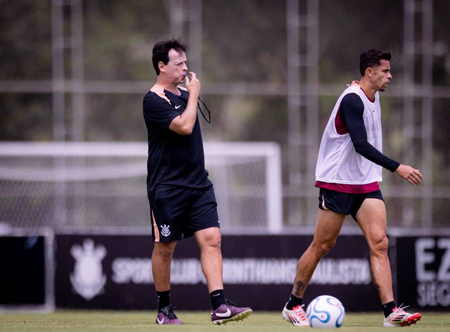 Fernando Diniz em treino com a equipe -  Foto: Rodrigo Coca/Agência Corinthians