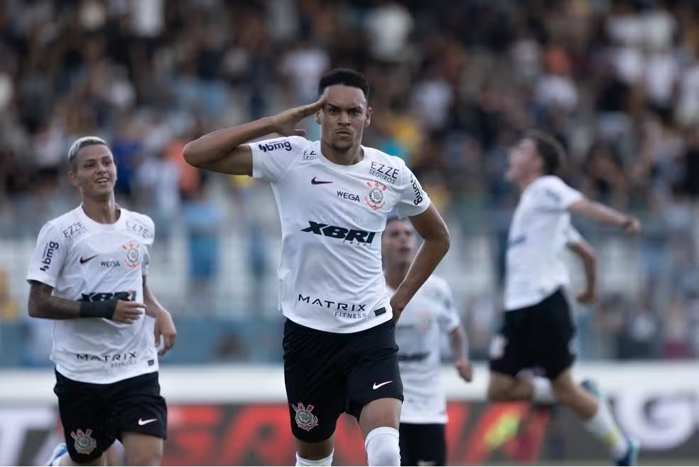 João Pedro Tchoca faz gol do Corinthians contra o Bangu, pela Copinha — Foto: Leonardo Lima/AGIF