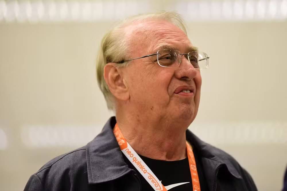 Osmar Stabile, presidente do Corinthians, antes de jogo contra o Vitória — Foto: Marcos Ribolli