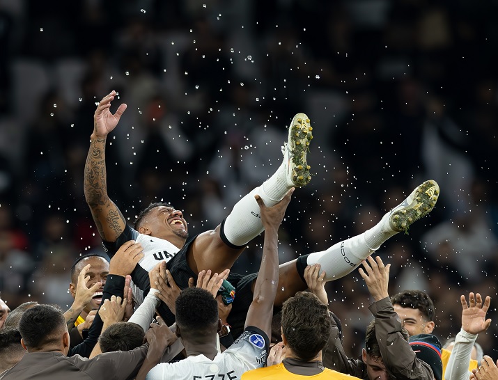 Elenco homenageia Paulinho jogando para o alto em sua última partida Foto: Rodrigo Coca/Agência Corinthians