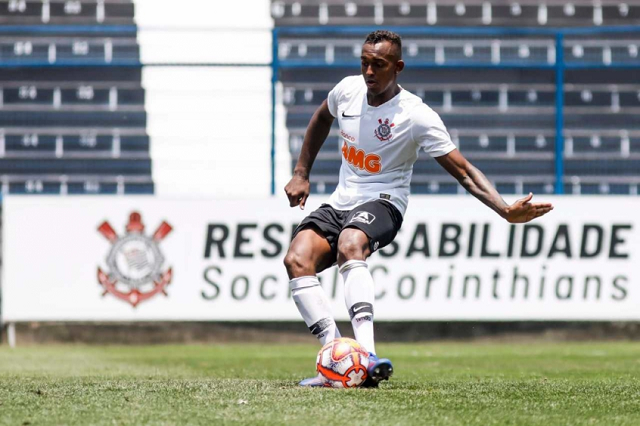Zagueiro do Corinthians Raul Gustavo