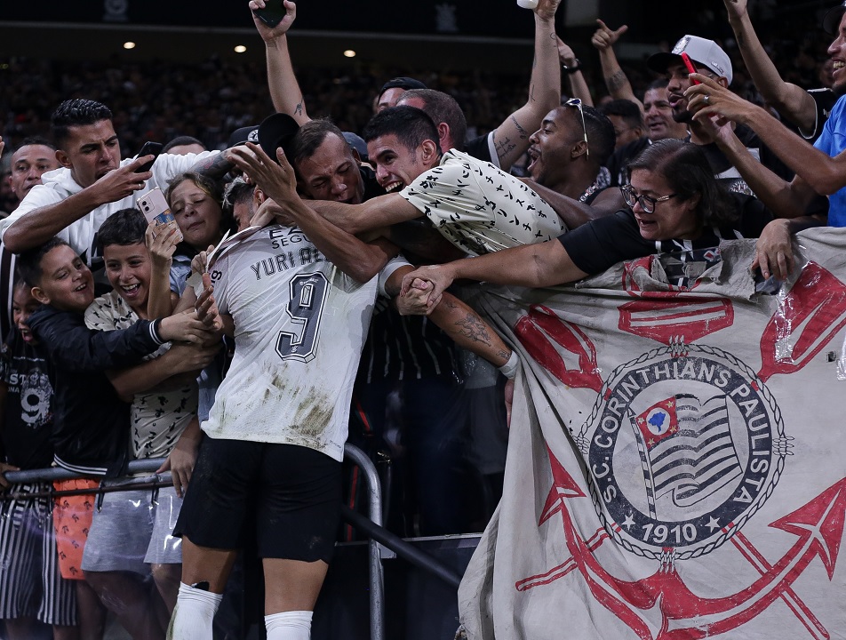 Yuri Alberto Comemorando o segundo gol com a torcida.  Foto: Rodrigo Coca / Ag.Corinthians
