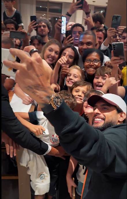 Yuri Alberto tirando selfie com torcedores - Foto: Reprodução  Agência Corinthians