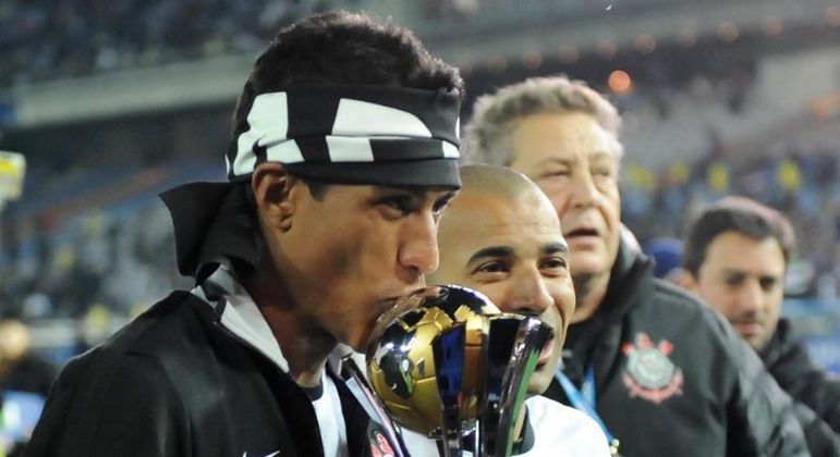 Paulinho com a camisa do Corinthians conquistou a copa libertadores da américa, brasileiro, paulista e mundial