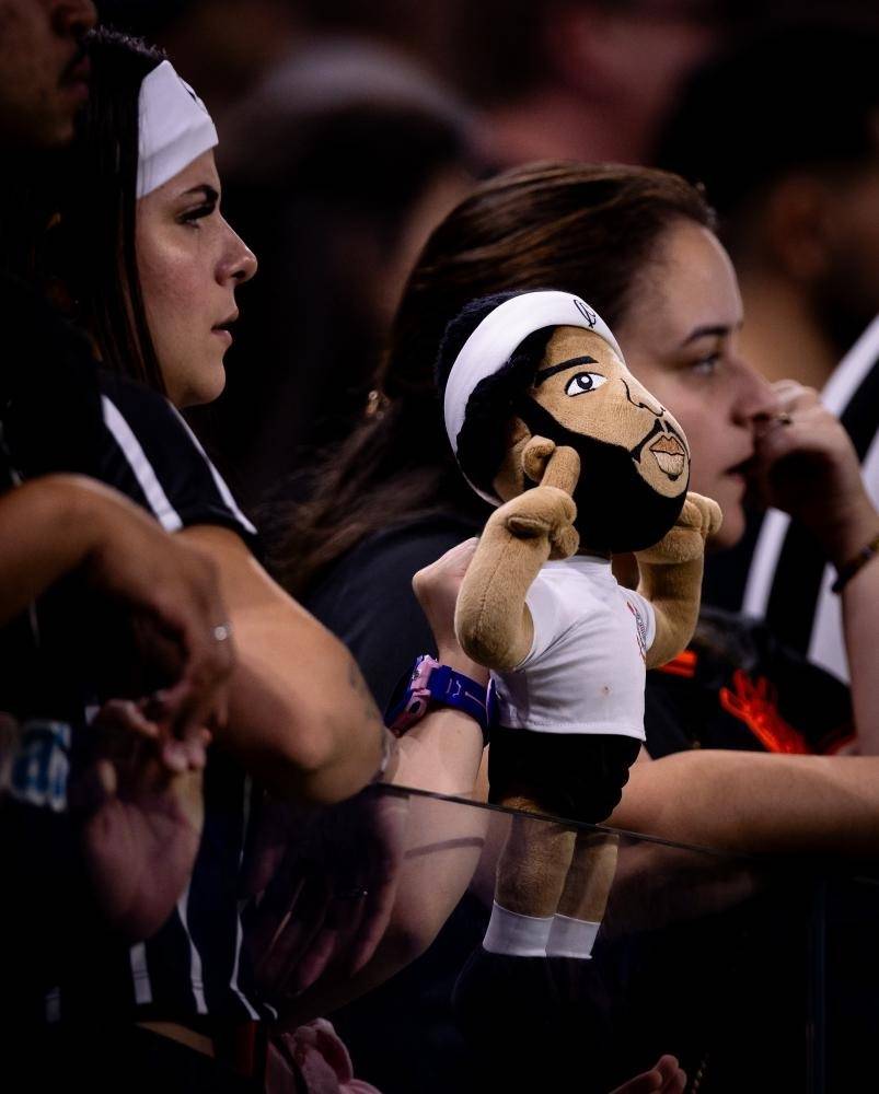 Torcedora do Corinthians com um boneco do Memphios - foto: Rodrigo Coca/Agência Corinthians